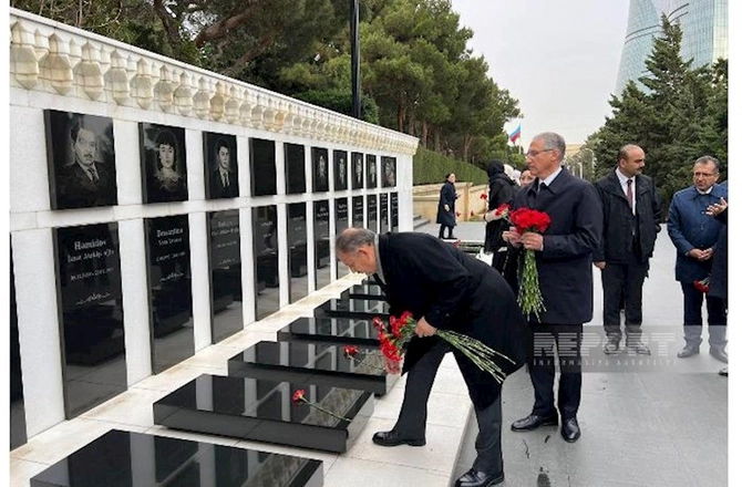 Türkiyəli nazir Fəxri və Şəhidlər xiyabanlarını ziyarət etdi —YENİLƏNİB (FOTOLAR) Türkiyəli nazir Fəxri və Şəhidlər xiyabanlarını ziyarət etdi —YENİLƏNİB (FOTOLAR)