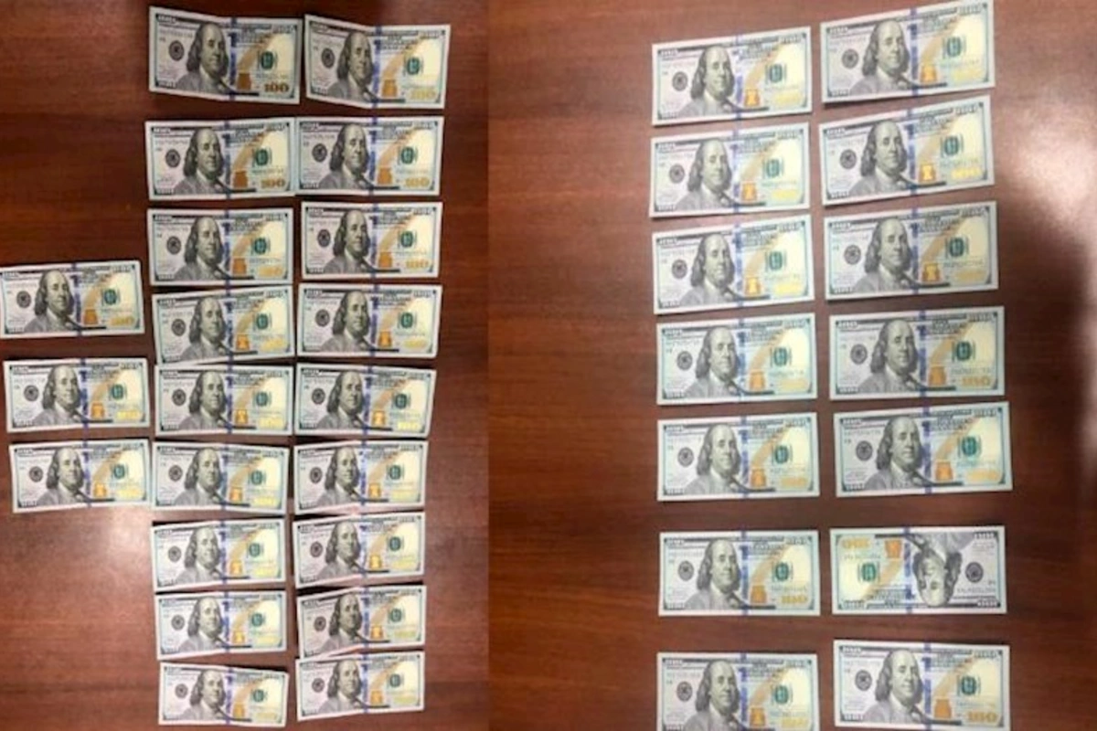 Bakıda saxta dollar satan dəstə üzvləri saxlanıldı — VİDEO
