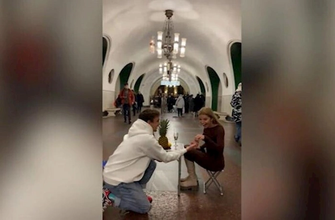 Sevgilisinə metroda evlilik təklifi etdi — HƏBS EDİLDİ Sevgilisinə metroda evlilik təklifi etdi — HƏBS EDİLDİ