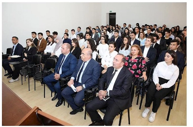 AHİK-də ali məktəb tələbələrinə adlı təqaüdlər təqdim edildi — FOTOLAR AHİK-də ali məktəb tələbələrinə adlı təqaüdlər təqdim edildi — FOTOLAR