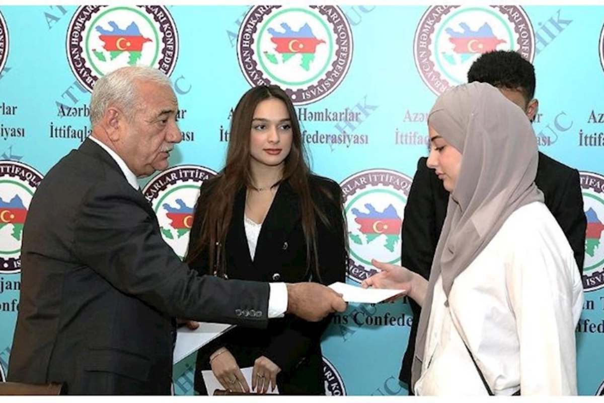 AHİK-də ali məktəb tələbələrinə adlı təqaüdlər təqdim edildi — FOTOLAR