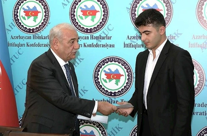 AHİK-də ali məktəb tələbələrinə adlı təqaüdlər təqdim edildi — FOTOLAR AHİK-də ali məktəb tələbələrinə adlı təqaüdlər təqdim edildi — FOTOLAR