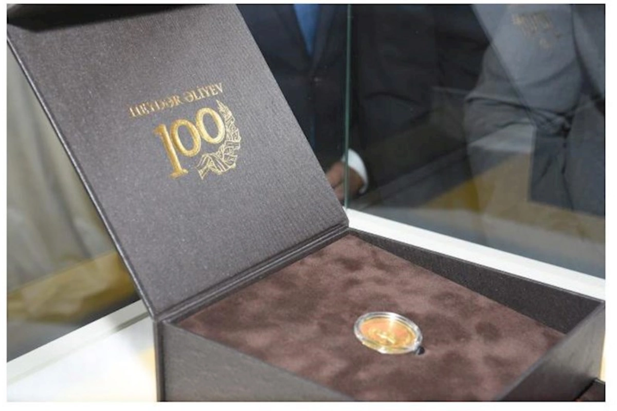 “AzerGold” Heydər Əliyevin 100 illiyinə həsr olunmuş qızıl sikkənin təqdimatını keçirdi — FOTOLAR