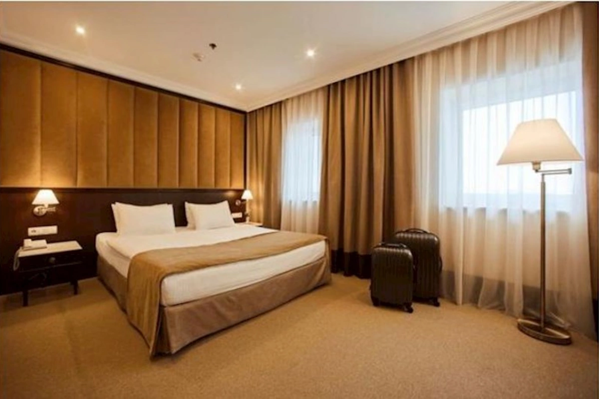 Tanış olduğu xanımla hoteldə gecələdi, menecerin pullarını oğurladı