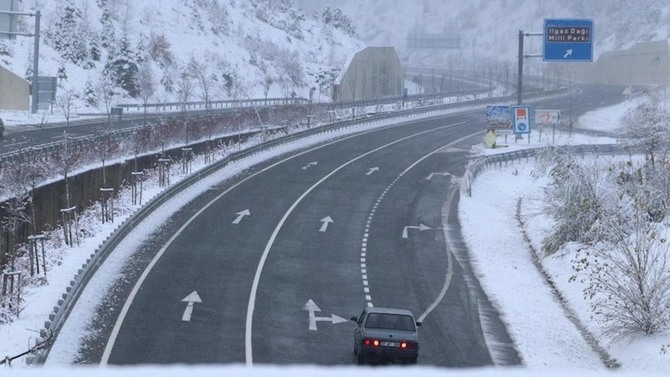 Türkiyədə qarın hündürlüyü 10 santimetri keçdi — FOTOLAR