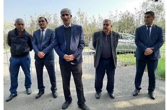 Muradalılı kənd sakinlərinin “Açıq mikrofon”dan “murad” almaq istəyi — FOTOLAR Muradalılı kənd sakinlərinin “Açıq mikrofon”dan “murad” almaq istəyi — FOTOLAR
