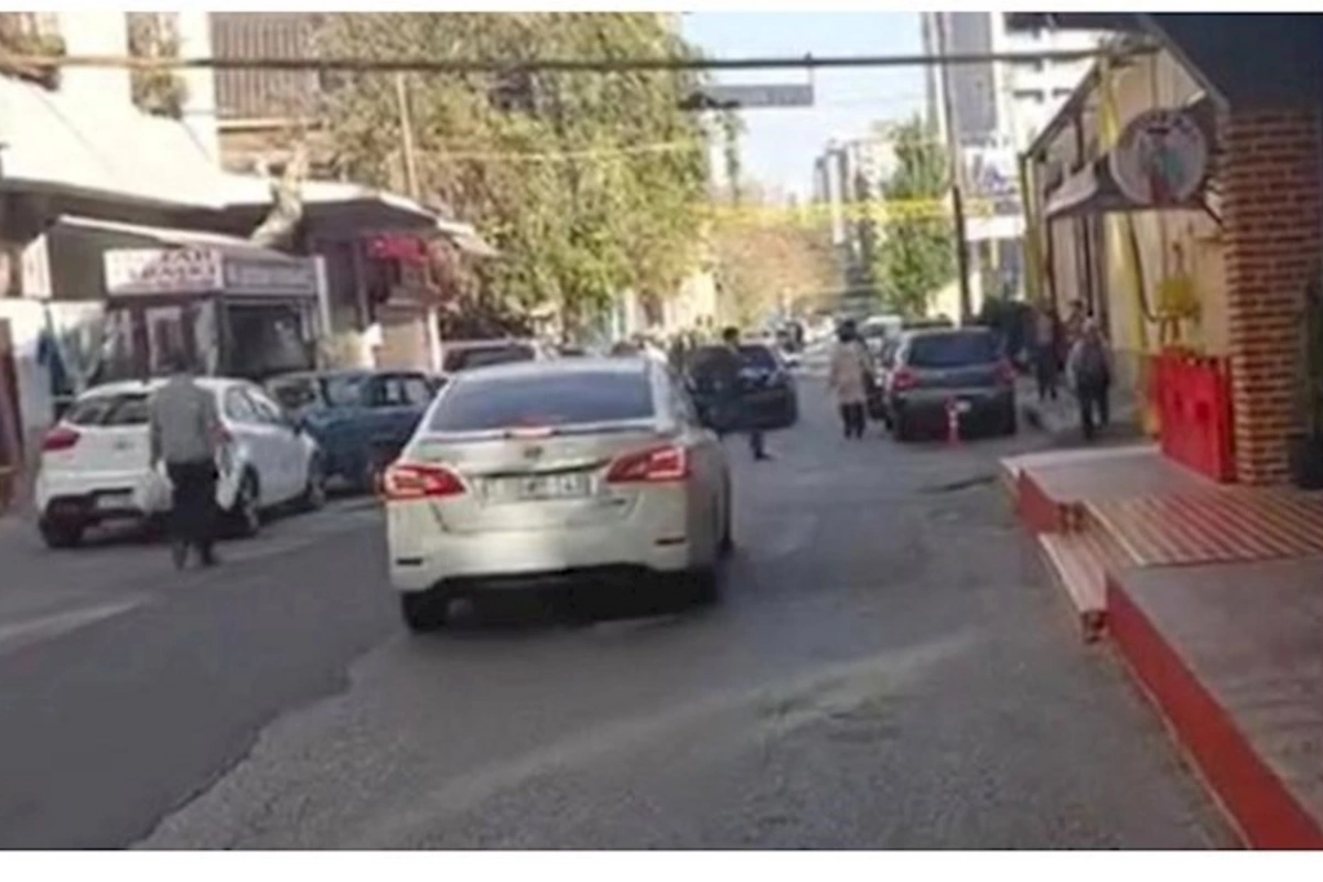 Yol polisi bu küçədə dayanan bütün maşınlara cərimə yazır — VİDEO