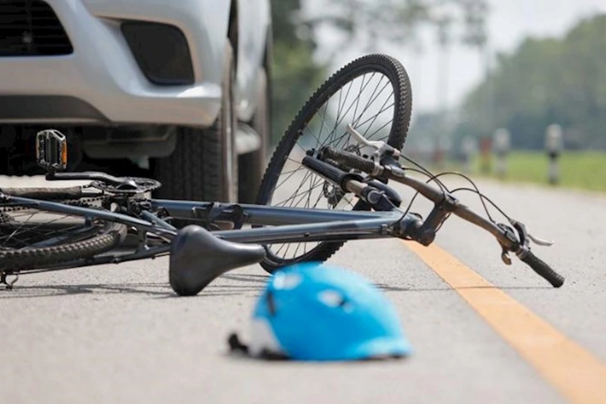 Maşın velosipedçini vurub öldürdü