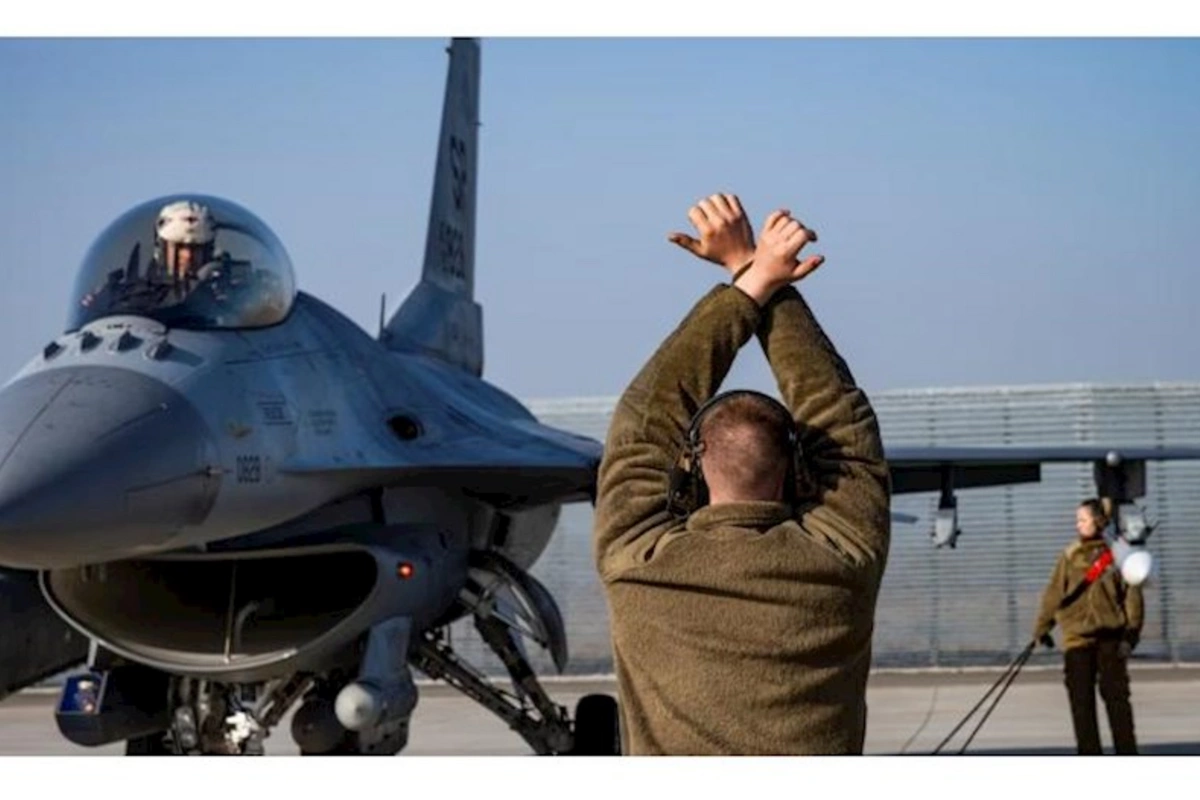Ukraynalı pilotlar Danimarka səmasında təlimlər keçir — F-16 təyyarələri ilə