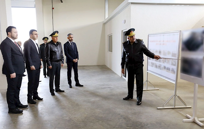 Kərim Vəliyevlə Aqil Qurbanov hərbi hissəyə baxış keçirdi Kərim Vəliyevlə Aqil Qurbanov hərbi hissəyə baxış keçirdi