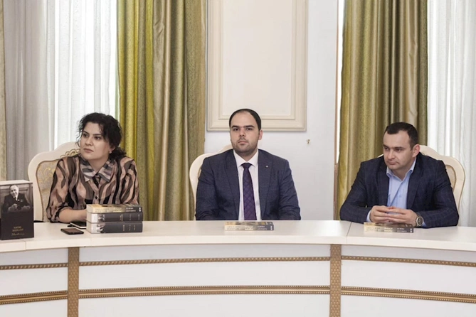 Sabirabadlı gənclər Xalq yazıçıları Anar və Elmira Axundova ilə görüşdü — FOTOLAR