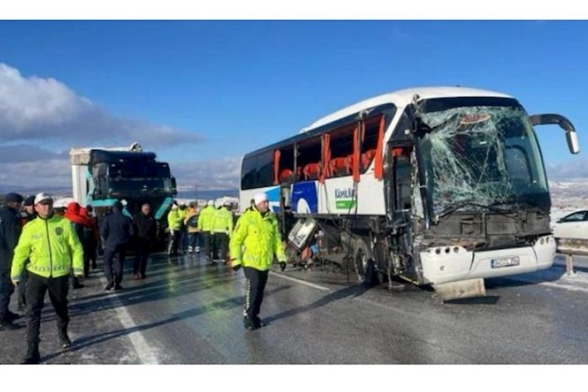Sərnişin avtobusu ilə yük maşını toqquşub: 1 ölü, 2 yaralı