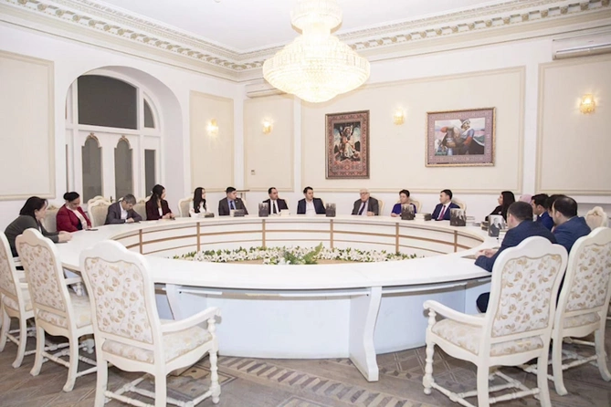 Sabirabadlı gənclər Xalq yazıçıları Anar və Elmira Axundova ilə görüşdü — FOTOLAR