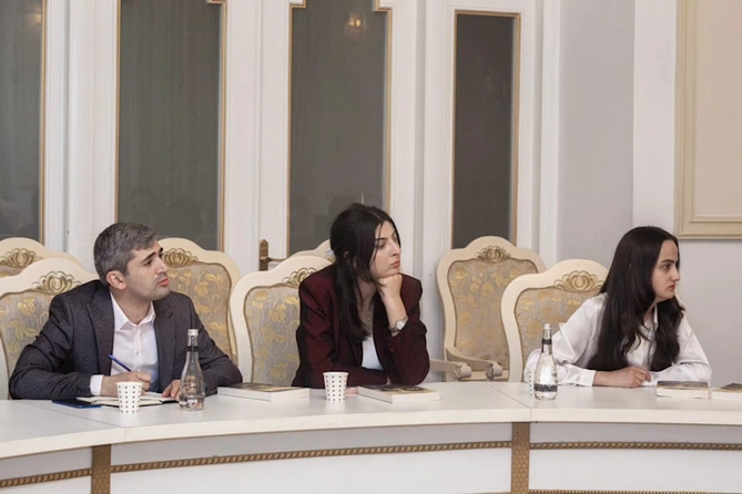 Sabirabadlı gənclər Xalq yazıçıları Anar və Elmira Axundova ilə görüşdü — FOTOLAR