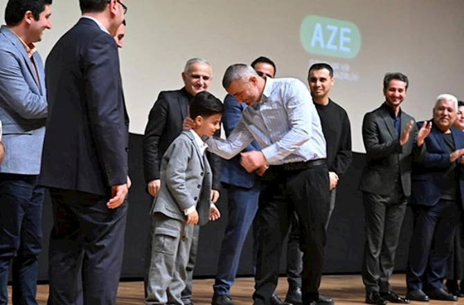 Qurbanovun uşaqlığını oynayan klub prezidentinin oğlu imiş — FOTO Qurbanovun uşaqlığını oynayan klub prezidentinin oğlu imiş — FOTO