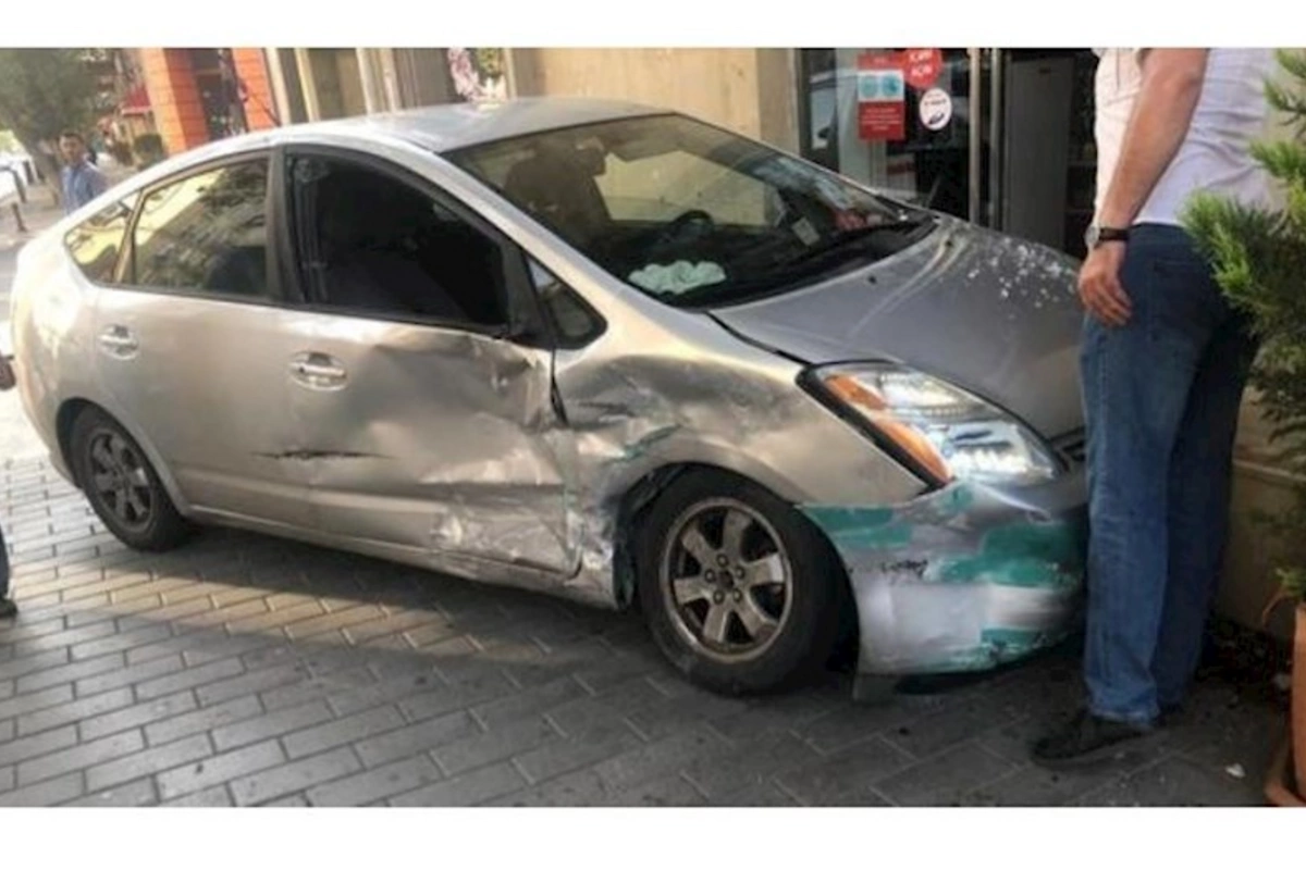 “Prius” 18 yaşlı qızı vurdu