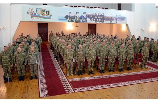 Hərbçilərin maaşının artırılması məsələsi müzakirə olundu