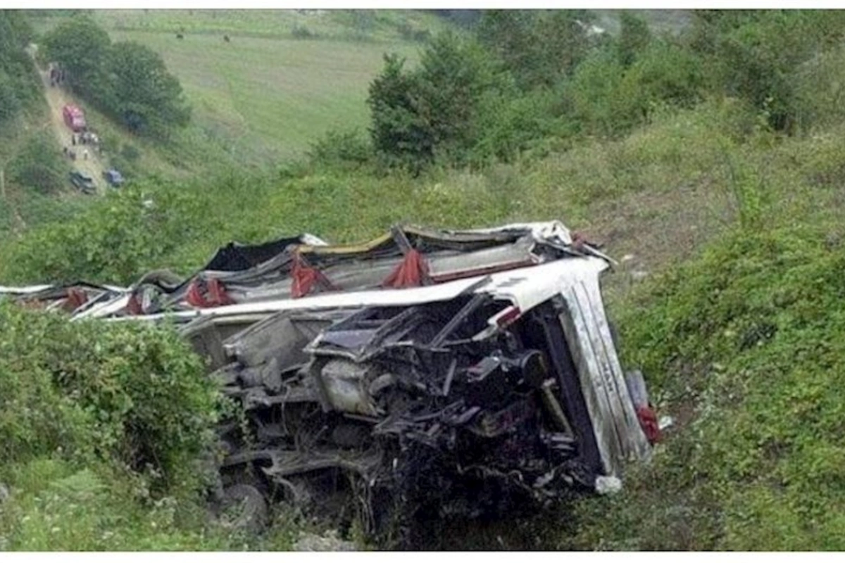 Mikroavtobus dərəyə aşdı: 6 ölü, 7 yaralı