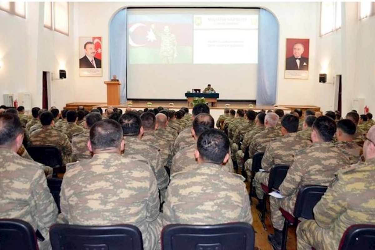 Hərbçilərin maaşının artırılması məsələsi müzakirə olundu