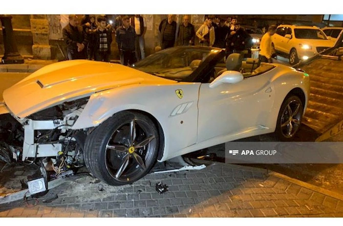Bakıda Priusla Ferrari toqquşdu: Xəsarət alanlar var — VİDEO/FOTO Bakıda Priusla Ferrari toqquşdu: Xəsarət alanlar var — VİDEO/FOTO