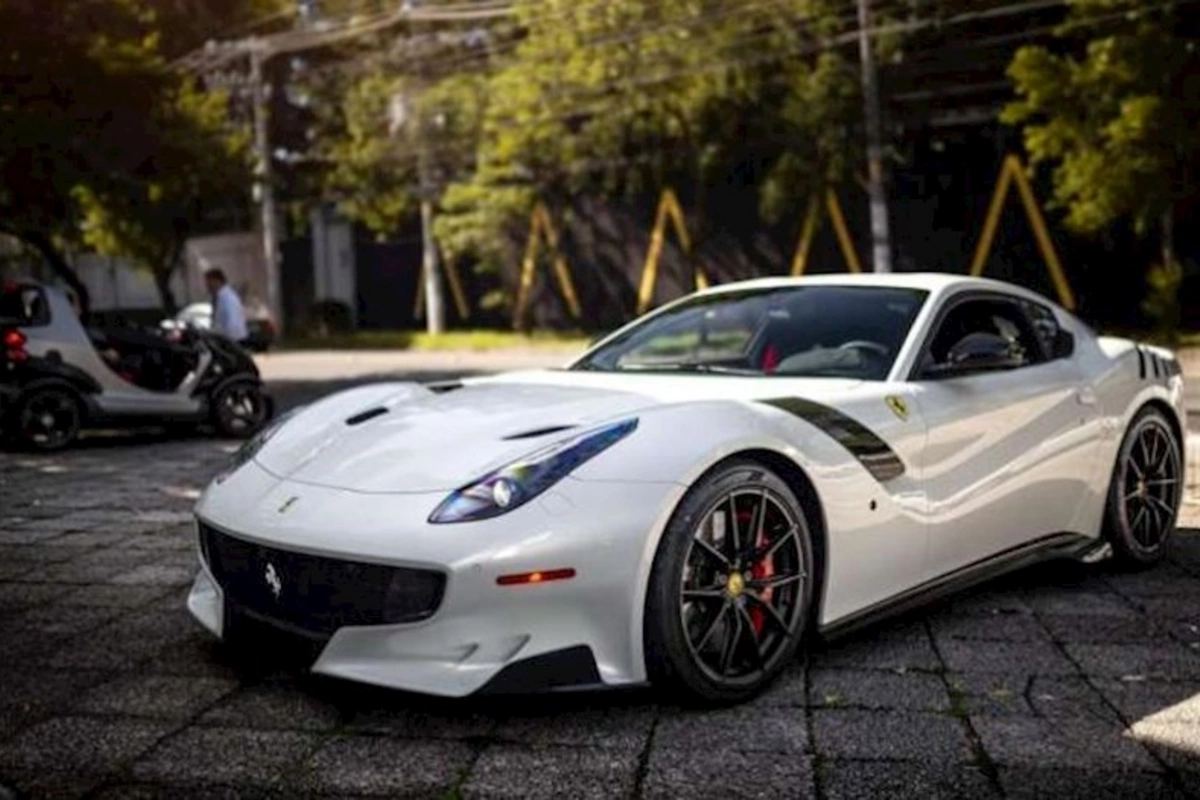 Bakıda qəzaya uğrayan “Ferrari”nin sahibi KİMDİR? — FOTO