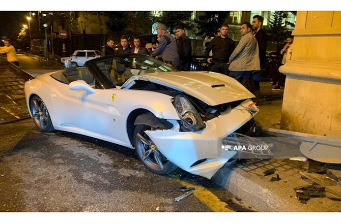 Bakıda Priusla Ferrari toqquşdu: Xəsarət alanlar var — VİDEO/FOTO Bakıda Priusla Ferrari toqquşdu: Xəsarət alanlar var — VİDEO/FOTO