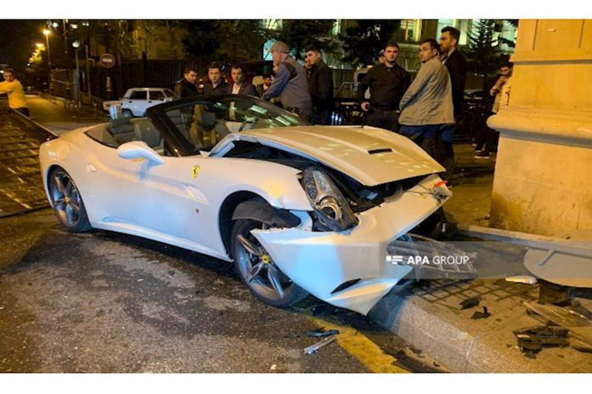 Bakıda Priusla Ferrari toqquşdu: Xəsarət alanlar var — VİDEO/FOTO