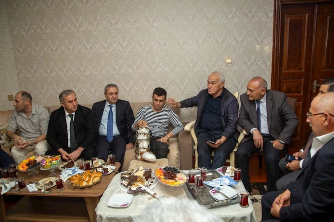 Rayon başçısı XTQ-nin zabitini evində ziyarət etdi — FOTOLAR