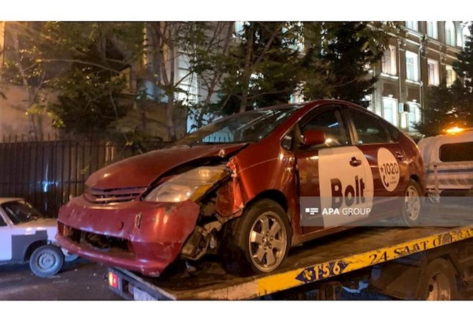 Bakıda Priusla Ferrari toqquşdu: Xəsarət alanlar var — VİDEO/FOTO Bakıda Priusla Ferrari toqquşdu: Xəsarət alanlar var — VİDEO/FOTO