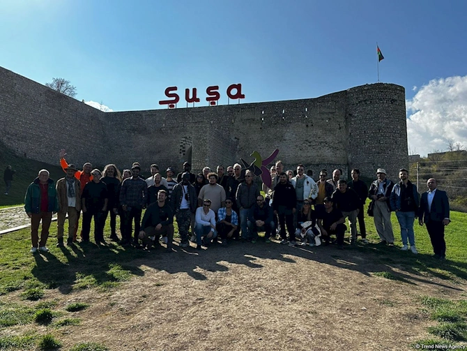 Əcnəbi səyyahlar Şuşa qalasında oldular — Şəhərlə tanışlıq bitdi (FOTO) Əcnəbi səyyahlar Şuşa qalasında oldular — Şəhərlə tanışlıq bitdi (FOTO)