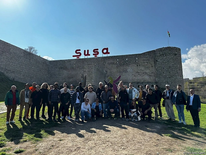 Əcnəbi səyyahlar Şuşa qalasında oldular — Şəhərlə tanışlıq bitdi (FOTO) Əcnəbi səyyahlar Şuşa qalasında oldular — Şəhərlə tanışlıq bitdi (FOTO)