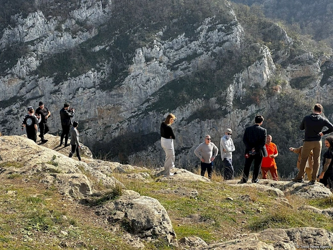 Beynəlxalq səyyahlar Cıdır düzündə — FOTO