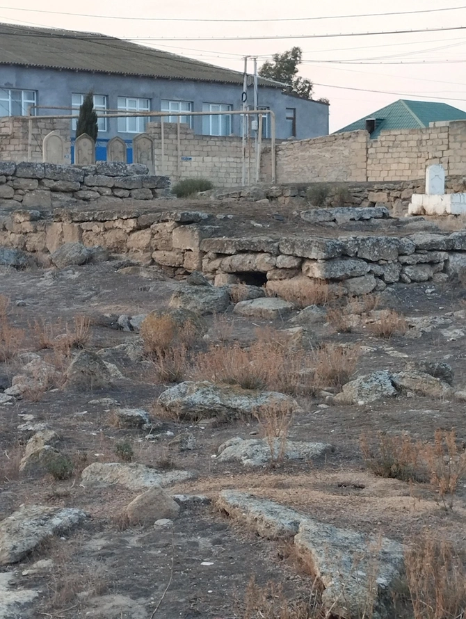 “İslamda ölünü əmanət qoymaq anlayışı yoxdur” — Müvəqqəti dəfn yerləri nə məqsədlə tikilib? (FOTOLAR)