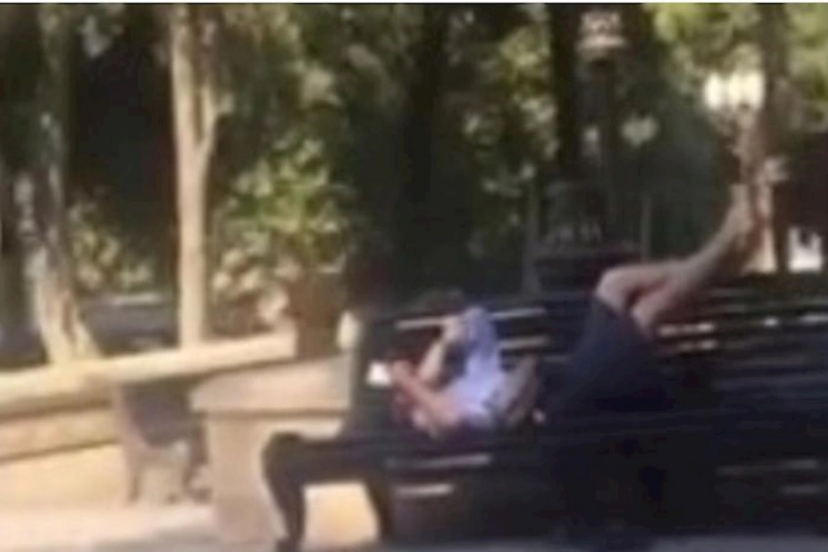 Bakıda skamyada çılpaq yatan şəxs həbs edildi
