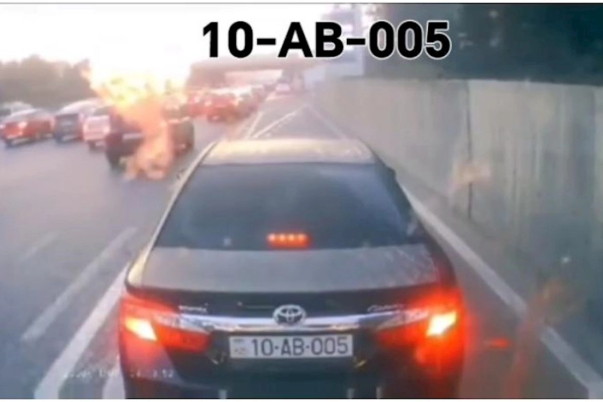 Avtobus zolağına çıxan sürücü yolu kəsib davaya başladı — VİDEO