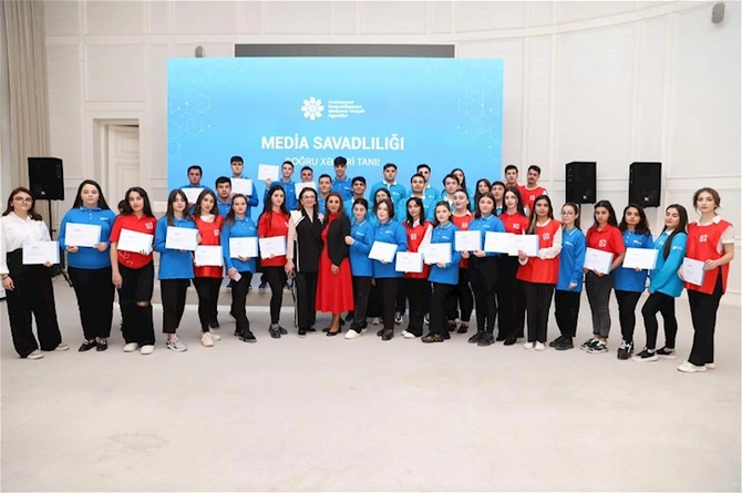 “Regional Medianın İnkişafı” layihəsi çərçivəsində media nümayəndələri ilə növbəti görüş Gəncə şəhərində keçirilib — FOTOLAR