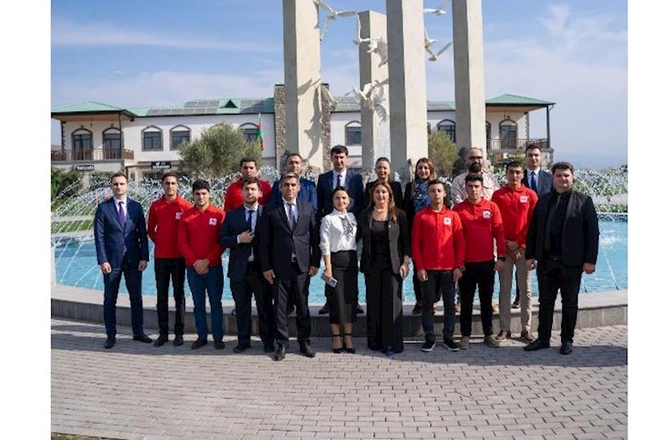 “AL Market” Ağalı kəndindəki məktəbliləri Zəfər Günü münasibətilə təbrik etdi — FOTO