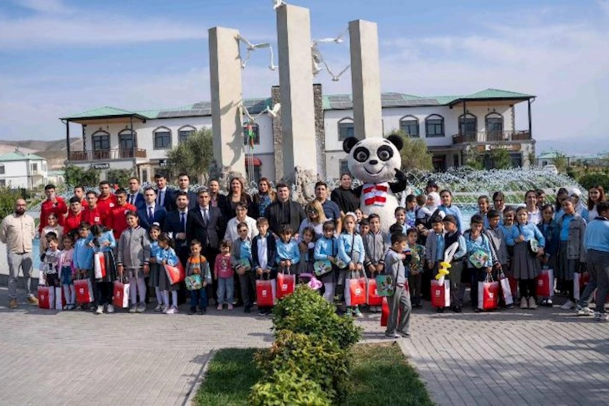 “Shokki Mokki” Ağalı kənd məktəblilərini Zəfər Günü münasibətilə təbrik etdi — FOTOLAR