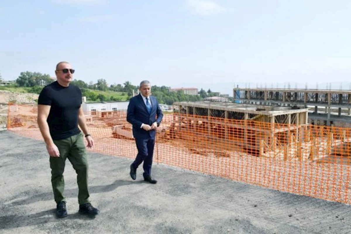 Prezident Şuşada aparılan tikinti işləri ilə tanış olub