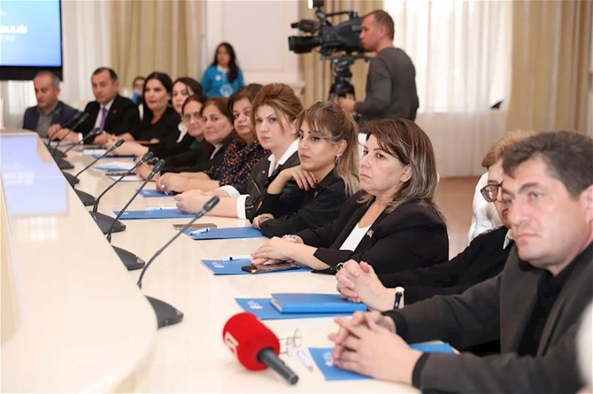 “Regional Medianın İnkişafı” layihəsi çərçivəsində media nümayəndələri ilə növbəti görüş Gəncə şəhərində keçirilib — FOTOLAR