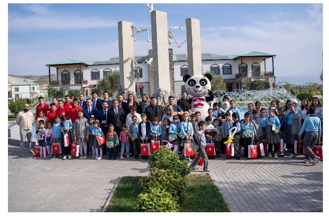 “AL Market” Ağalı kəndindəki məktəbliləri Zəfər Günü münasibətilə təbrik etdi — FOTO