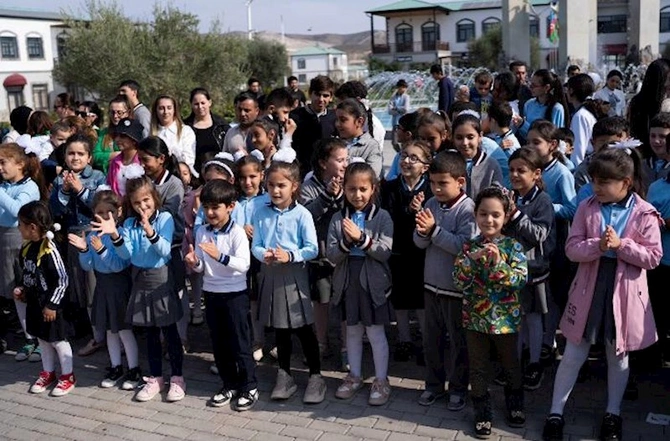 “Shokki Mokki” Ağalı kənd məktəblilərini Zəfər Günü münasibətilə təbrik etdi — FOTOLAR “Shokki Mokki” Ağalı kənd məktəblilərini Zəfər Günü münasibətilə təbrik etdi — FOTOLAR
