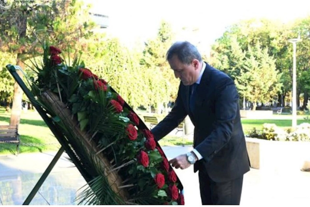 Ceyhun Bayramov Serbiyada Heydər Əliyevin abidəsini ziyarət etdi