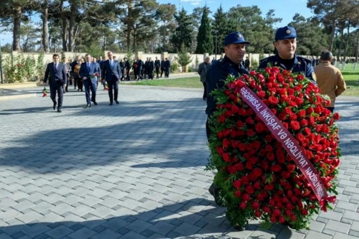 Nazirliyin kollektivi II Fəxri xiyabanı ziyarət etdi — FOTO