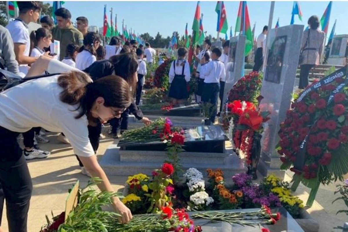 Zəfər Günü İkinci Şəhidlər xiyabanı ziyarət olunur