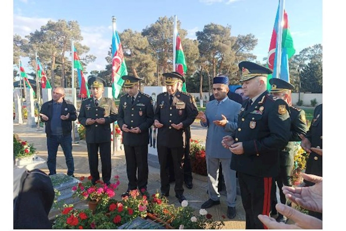 Müdafiə Nazirliyinin zabit heyəti İkinci Şəhidlər xiyabanını ziyarət etdi