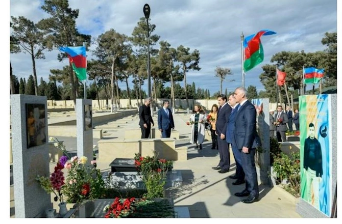 Nazirliyin kollektivi II Fəxri xiyabanı ziyarət etdi — FOTO