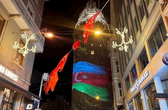 Qalata qülləsində Azərbaycan bayrağı və Xarıbülbül — FOTO Qalata qülləsində Azərbaycan bayrağı və Xarıbülbül — FOTO