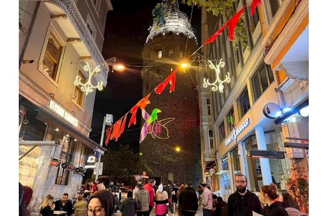 Qalata qülləsində Azərbaycan bayrağı və Xarıbülbül — FOTO Qalata qülləsində Azərbaycan bayrağı və Xarıbülbül — FOTO