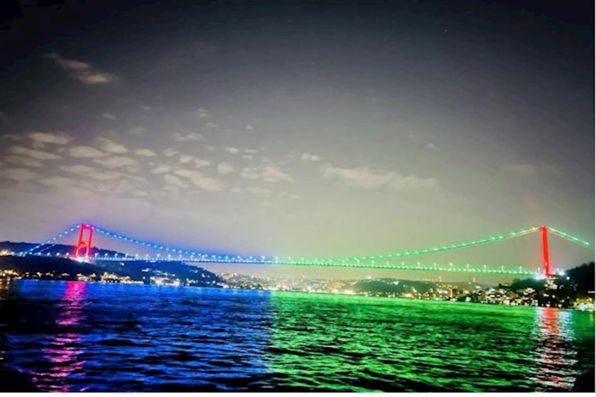 İstanbulda məşhur körpü Azərbaycan bayrağının rənglərində işıqlandırılıb